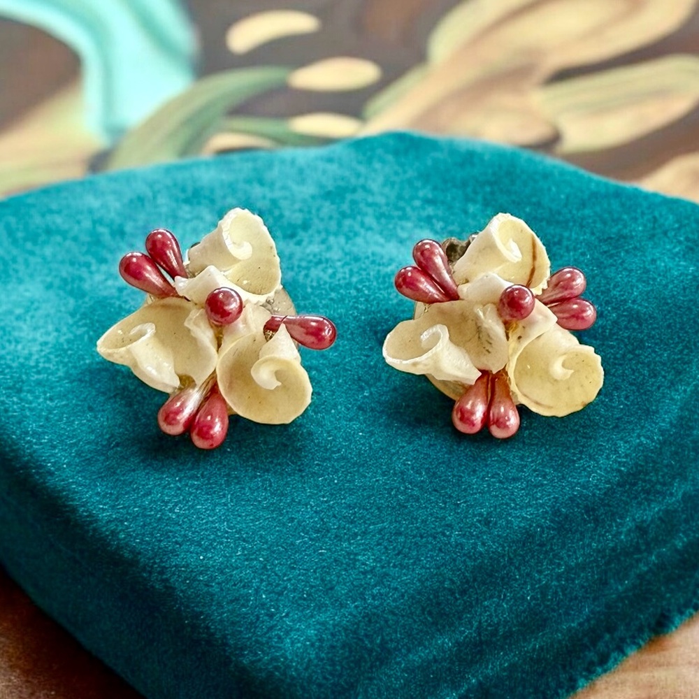 1940s Vintage Floral Shell Earrings Clip On
